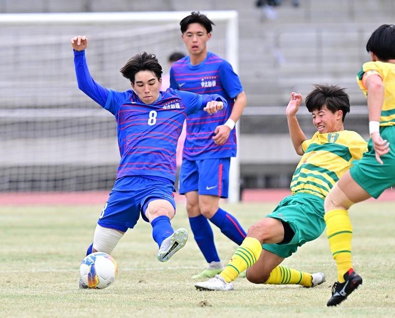 後半、競り合う市船橋の足立（８）