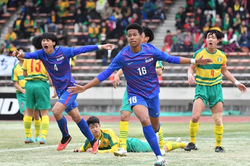 市船橋─星稜　前半３６分、勝ち越しのヘディングシュートを決めた市船橋の岡部タリクカナイ颯斗（１６）＝２日、柏の葉公園総合競技場