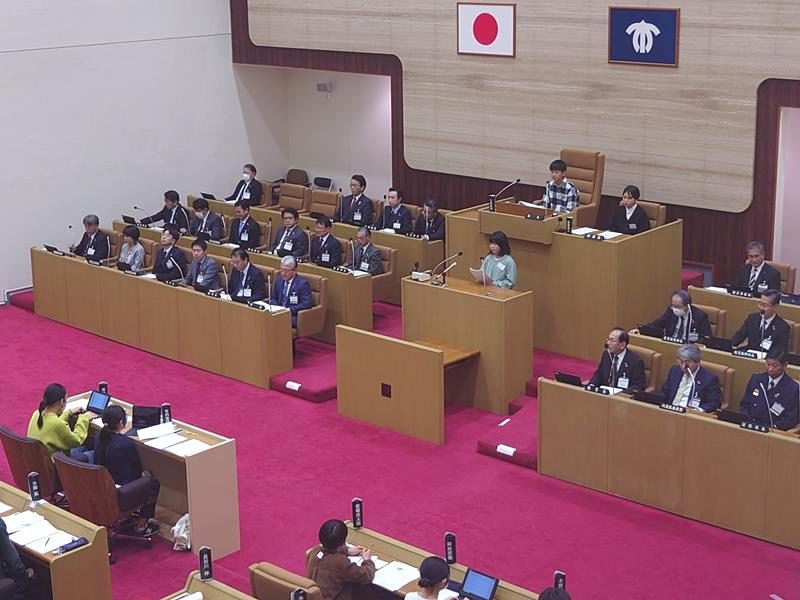 小学生議員が市の幹部に質問をぶつけた「子ども議会」＝市原市議会議場
