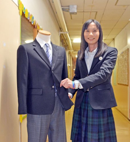 今年度から導入された新制服を紹介する永井さん＝船橋市立行田中学校
