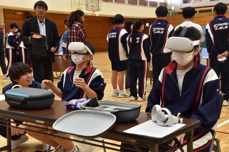 ＶＲで震度７相当の揺れを疑似体験する富浦中の生徒たち＝南房総市
