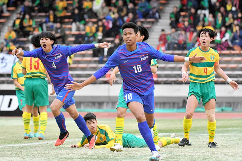 市船橋─星稜　前半３６分、勝ち越しのヘディングシュートを決めた市船橋の岡部タリクカナイ颯斗（１６）＝２日、柏の葉公園総合競技場