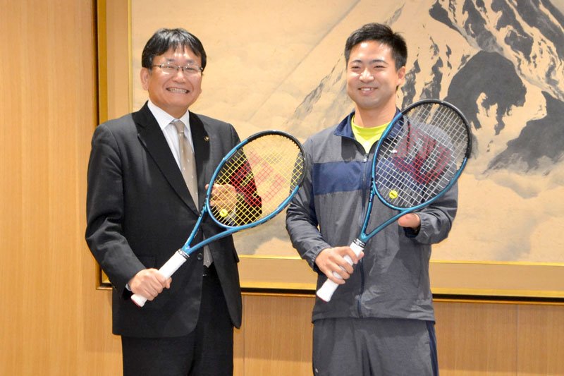 立位テニスの全日本選手権３連覇を報告した高野選手（右）＝千葉市役所
