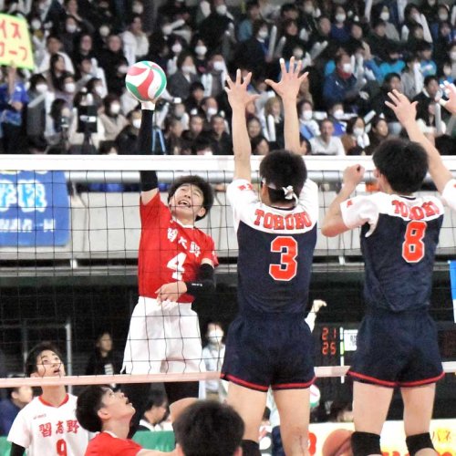 東北─習志野　第３セット、スパイクを放つ習志野の桑田＝東京体育館