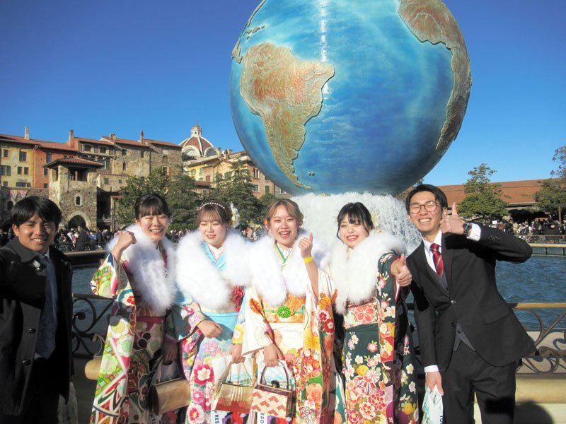 ディズニーシーで「二十歳の集い」　ミッキーやミニーら客席に！交流４年ぶり復活　浦安市成人式、出席率過去最高