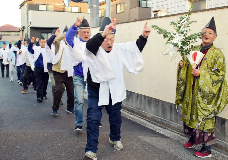 火事のない１年願い「お水かけ」　手押しポンプで１軒１軒に放水、弥勒踊りも　茂原・昌平町の新春行事