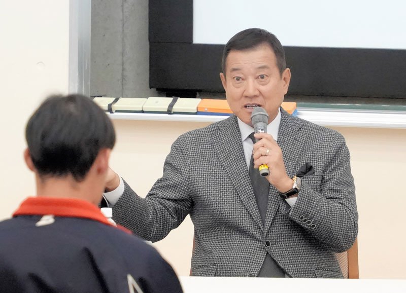 学生の質問に答える原さん＝９日、勝浦市の国際武道大
