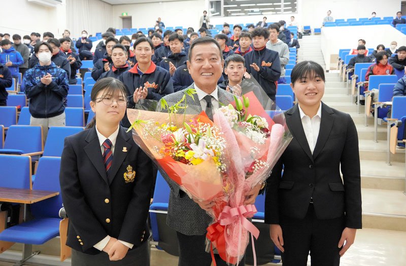 巨人前監督の原さん「正しい時間の使い方を」　国際武道大で講義　学生に心構え説く　勝浦