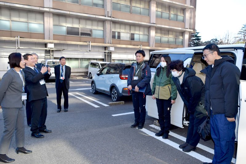 支援に向けて出発する保健師ら県職員４人（右）＝８日、千葉県庁