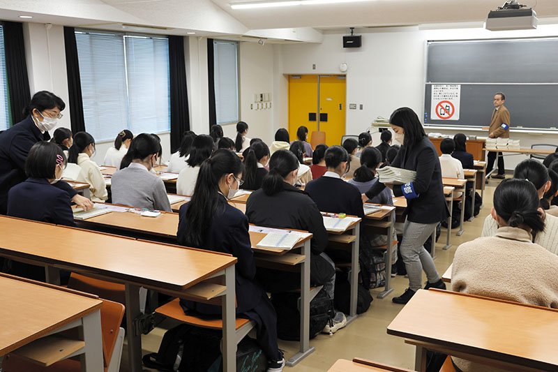 大学入学共通テストに臨む受験生ら＝１３日午前９時１５分ごろ、千葉市稲毛区の千葉大学西千葉キャンパス