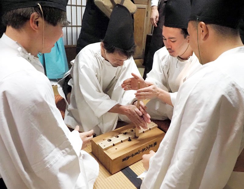 若者たちによる火起こし。火だねを取り、葦の束をかゆで煮込んだ＝１５日午前０時３０分ごろ、袖ケ浦市
