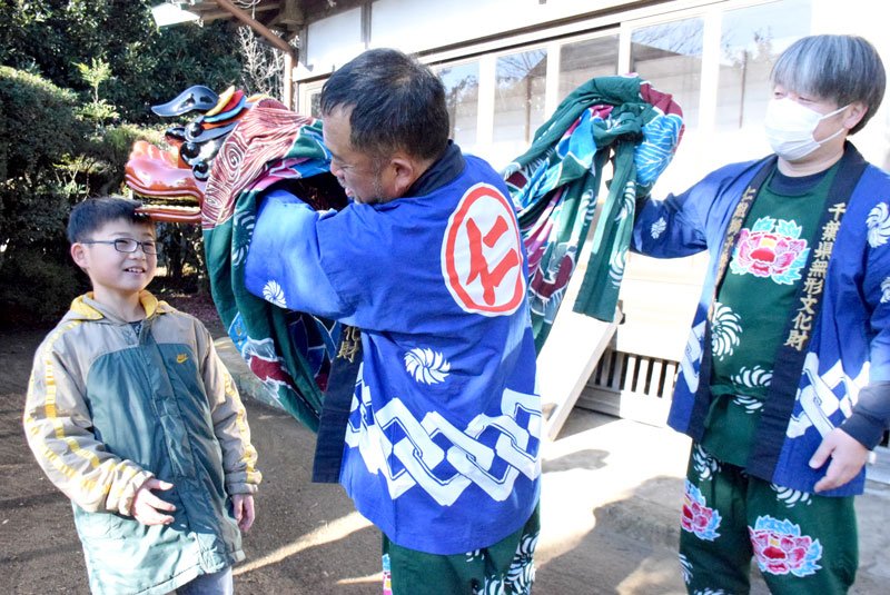 無病息災などを祈願する獅子に頭をかんでもらう子ども＝１４日、匝瑳市