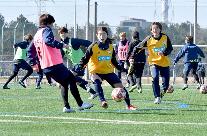 三菱重工浦和戦に向けてトレーニングする（右から）大沢、山口ら＝千葉市内