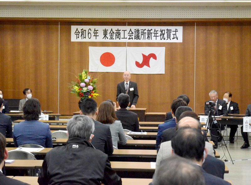 あいさつする前嶋会頭（中央）＝東金市