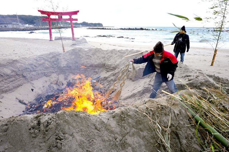 正月飾りたき上げ　勝浦砂浜で「どんど焼き」