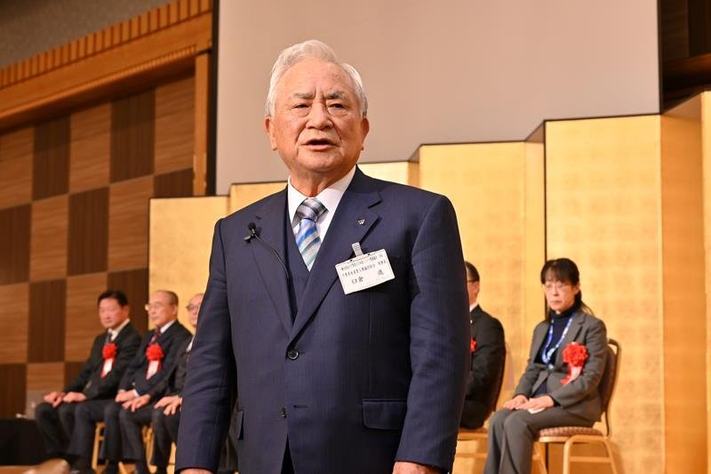 あいさつする臼倉理事長＝千葉市美浜区
