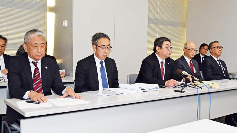 ＪＲ京葉線快速縮小問題を巡り記者会見する幕張新都心の企業や自治会などの代表者ら＝１７日、千葉県庁