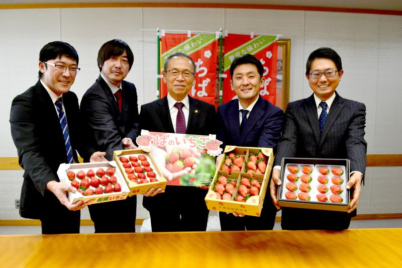 自慢のイチゴを持ち寄り松戸市長（中央）にＰＲした船橋市内の若手農家＝同市役所