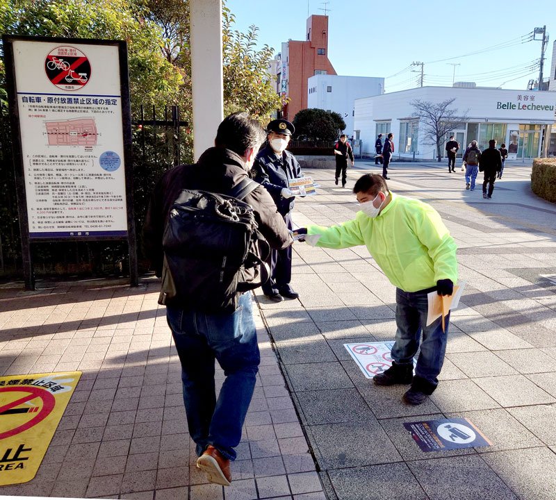 情報提供を求めるチラシを配布する曽根貴佑さん（右）＝１７日、市原市のＪＲ姉ケ崎駅前