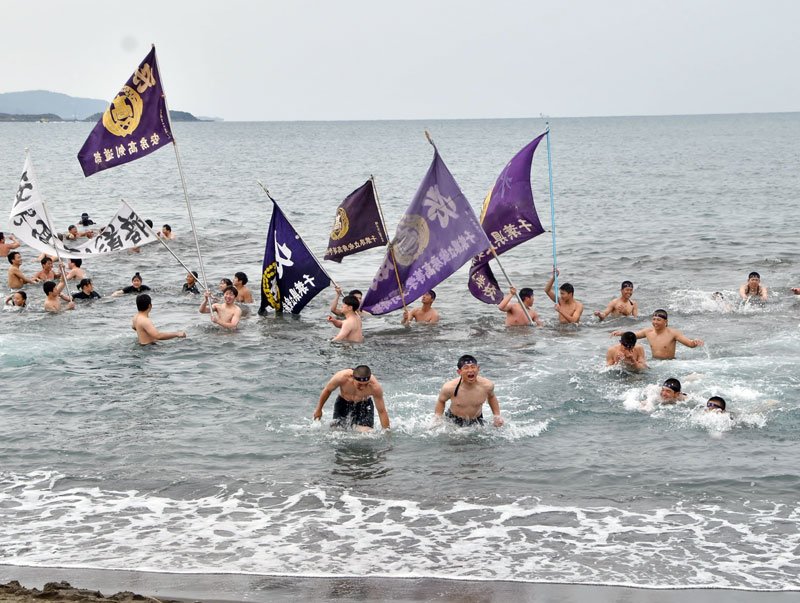 真冬の海に１５５人挑戦　館山で５年ぶり寒中水泳　高校生から７０歳まで参加