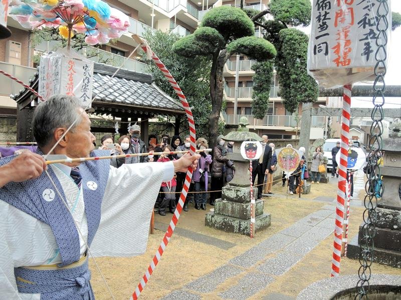 鬼の的めがけて矢を放つ歩射の儀＝２１日、流山市