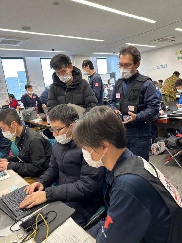 石川県輪島市役所で医療物資の調達作業に当たる松戸市立総合医療センターの職員ら＝１７日、同市提供
