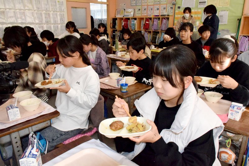 地産地消メニューの給食「大匝瑳膳」を頬張る児童たち＝２３日、匝瑳市