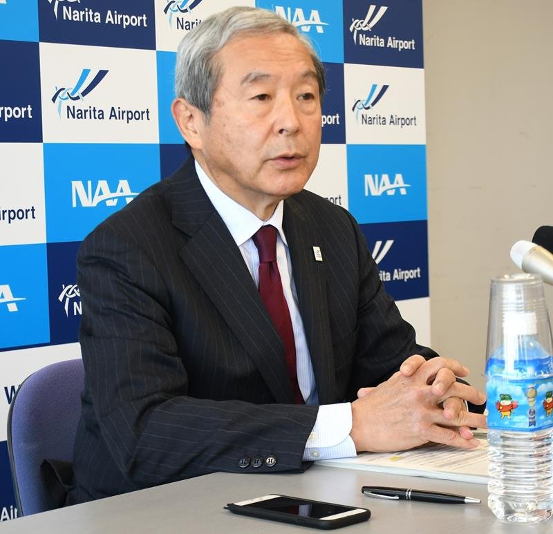 成田空港の２０２３年の運用状況を会見で説明するＮＡＡの田村社長＝２５日、成田市