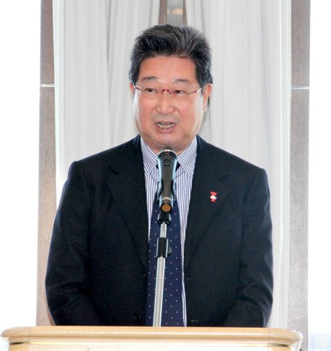 新年懇談会であいさつする千葉県漁連の坂本会長＝２５日、千葉市中央区