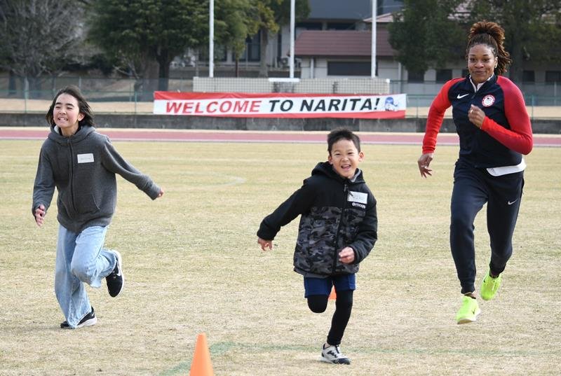 五輪金メダリストのフィリス選手と一緒に駆け抜ける小学生＝成田市
