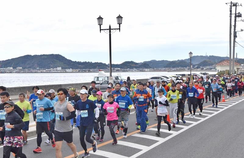 海岸沿いを快走するランナー＝２８日、館山市