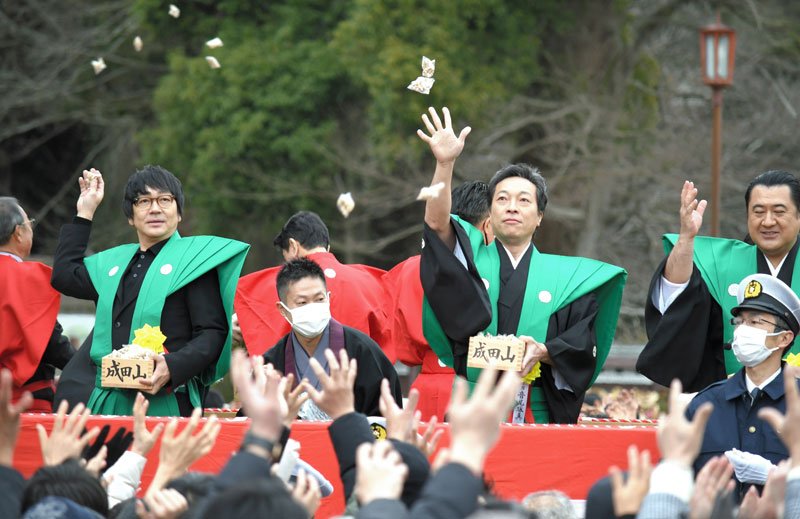 コロナ禍前の規模に戻して行われた２０２３年の成田山新勝寺節分会＝成田市
