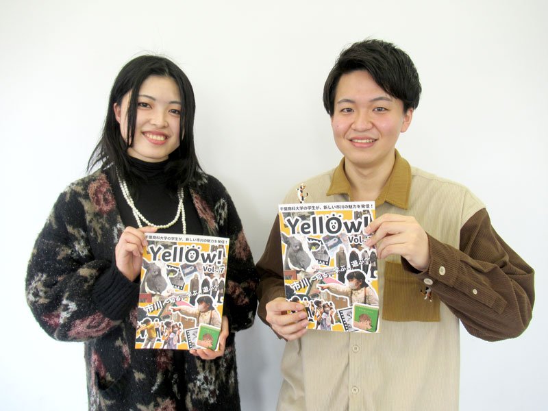 優秀賞を受賞した「Ｙｅｌｌｏｗ！」第７号を手にする前編集長の山本さん（右）と現編集長の紺野さん＝市川市の千葉商科大