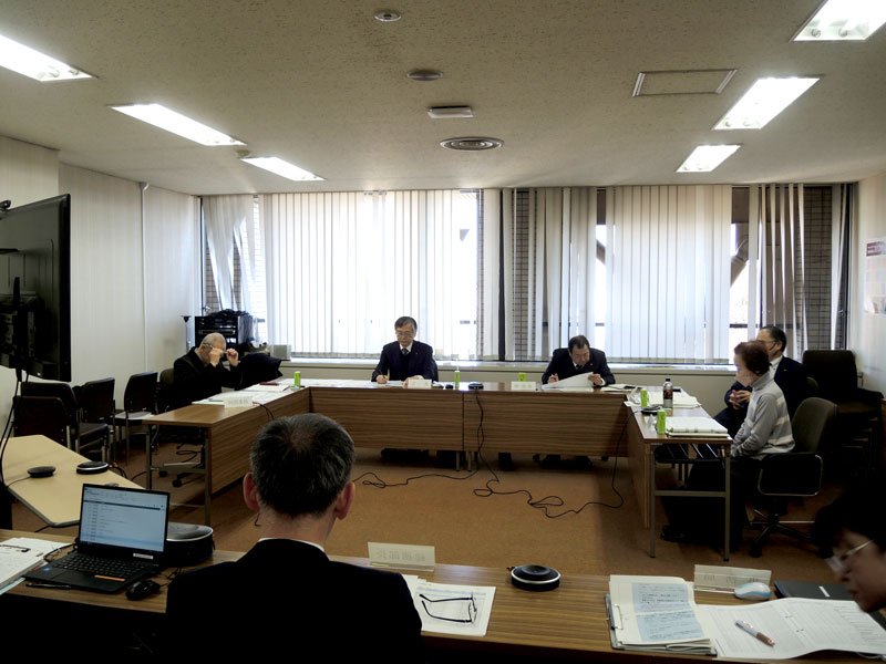柏市議の報酬増額を答申すると決めた市特別職報酬等審議会＝２９日、同市役所