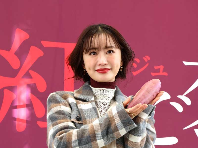 サツマイモを手に笑顔を見せる松本さん＝３日午後、千葉市美浜区のイオンモール幕張新都心