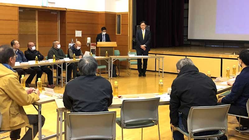 久留里線の利用実態アンケート結果について、自治会長を対象に行われた久留里地区の報告会＝１０日、君津市