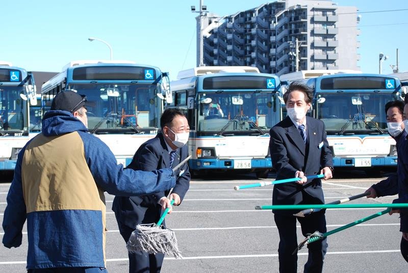 モップで距離を取りながら不審者役（左）から身を守った京成バス社員＝千葉市稲毛区
