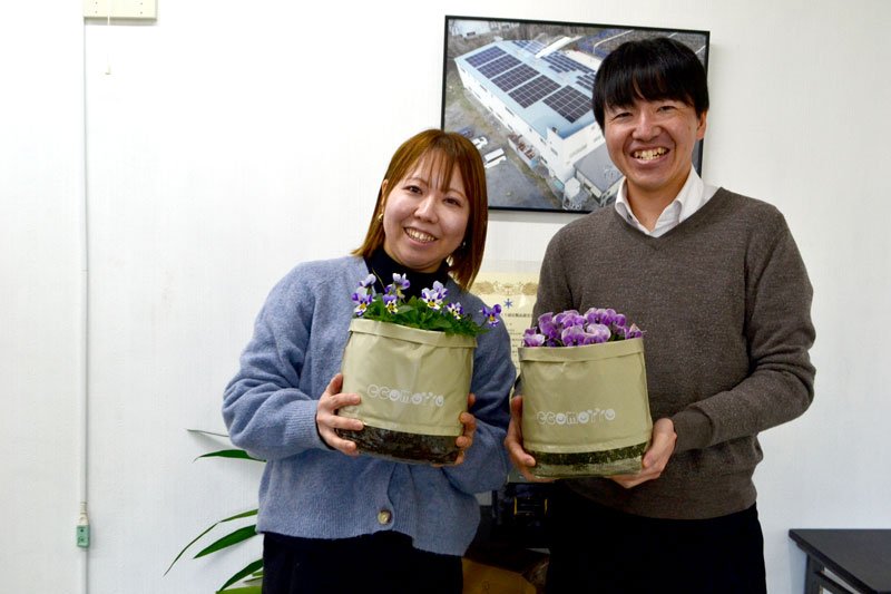 自社開発の植木鉢「エコモット」を紹介する鈴木さん（右）と原さん＝八千代市