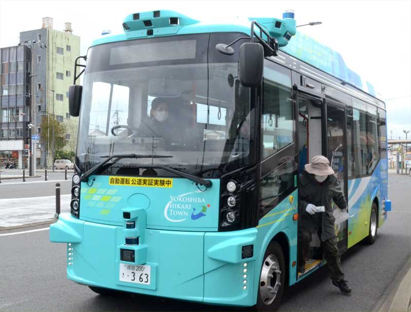 ＪＲ横芝駅のバス停に停車中の自動運転バス。カメラやセンサーが複数取り付けられている＝２日、横芝光町