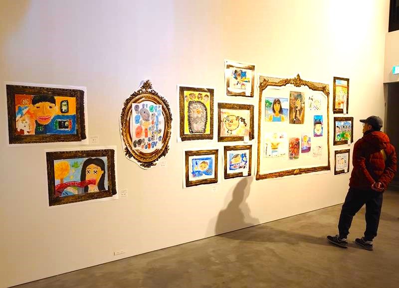 子どもたちの自画像の力作が並ぶ「市原じがぞうの国」＝市原市の市原湖畔美術館

