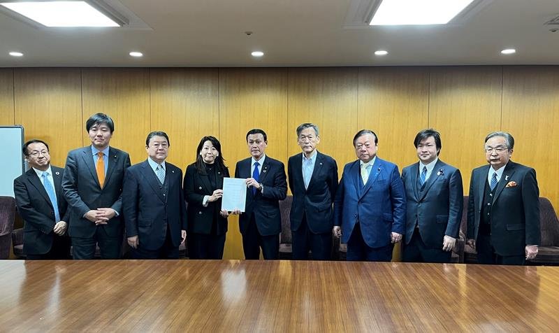 滝沢副大臣（左から５人目）に要望書を提出する太田柏市長（同４人目）ら県西部の市長・副市長ら＝環境省（柏市提供）
