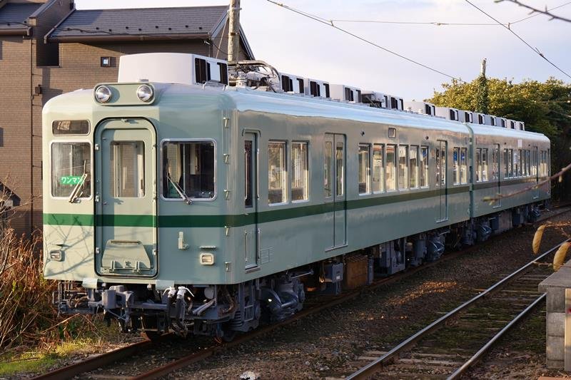 銚子電鉄に搬入された車両。直近から色が変わり新たな装いで到着（写真は銚子電鉄提供）
