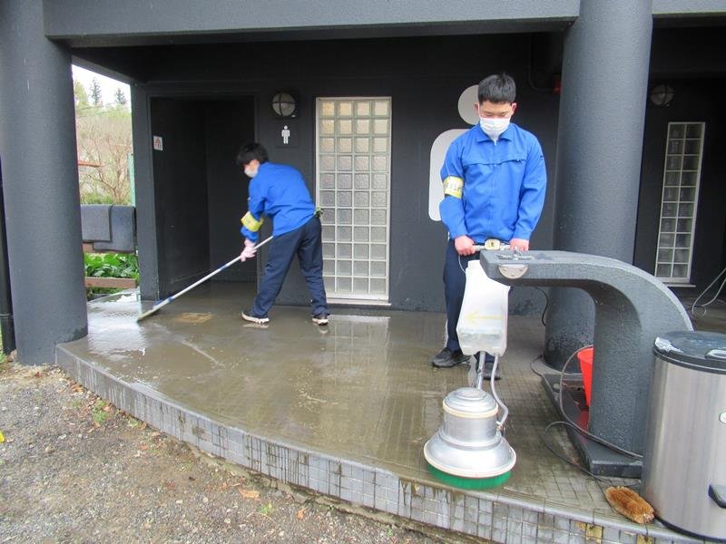 養老渓谷駅のトイレを清掃する市原特別支援学校つるまい風の丘分校の生徒＝市原市の同駅（同校提供）
