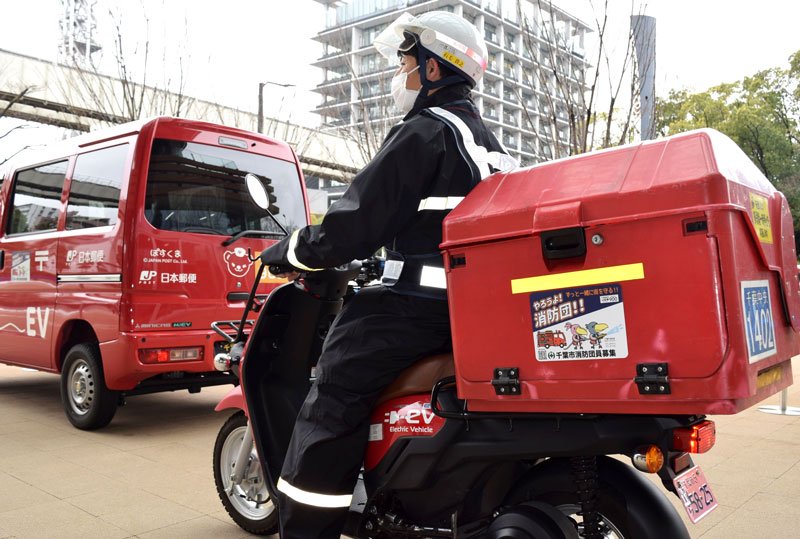 消防団募集のステッカーを貼った郵便局のバイク＝６日、千葉市中央区