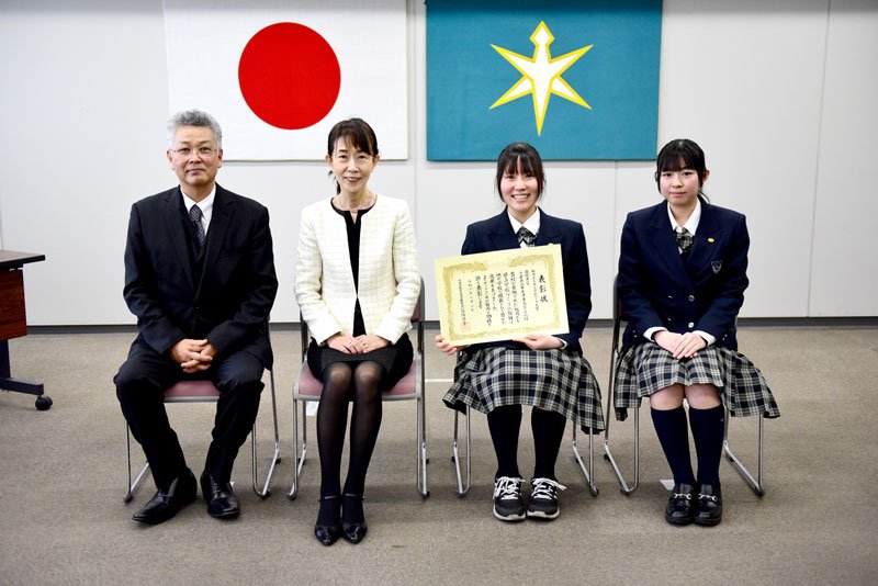 最優秀賞を受賞した木更津東高の生徒ら＝千葉市中央区の県庁