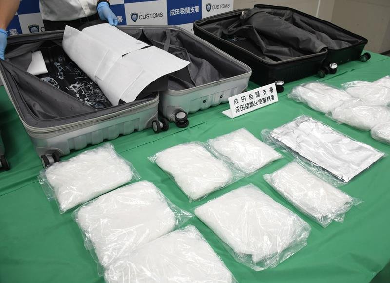 スーツケースに隠し入れられ、成田空港で摘発された覚醒剤＝昨年８月、成田市の東京税関成田支署
