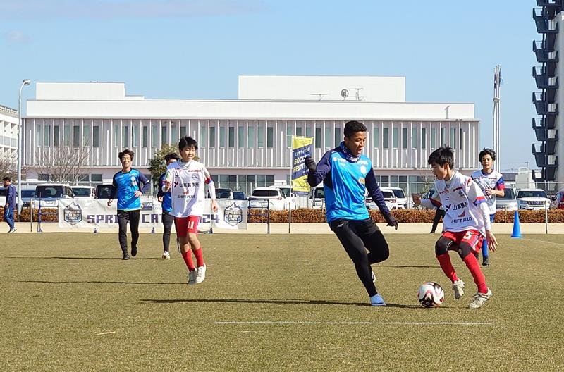 ミニゲームでプロの選手と交流する小学生＝市原市
