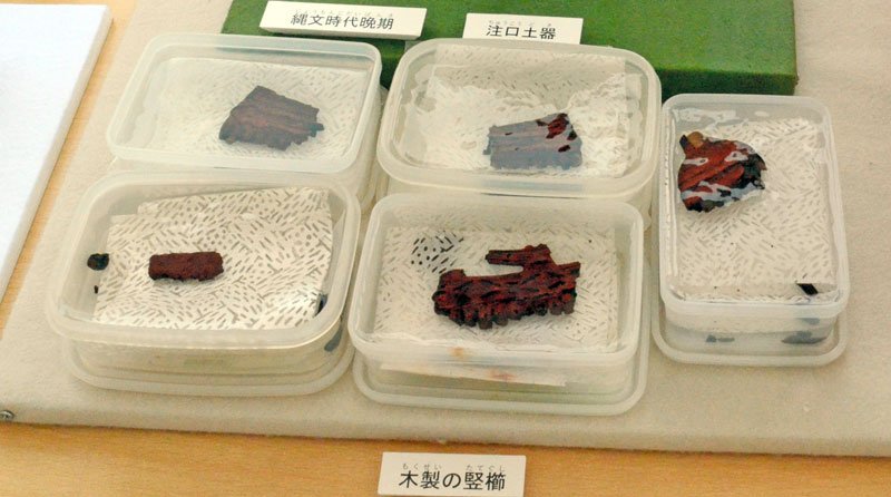 縄文丸木舟１５隻、一気に発掘「全国的に珍しい」　圏央道工事、横芝光の高谷川低地遺跡　出土物公開に約１２０人、くしや土器も