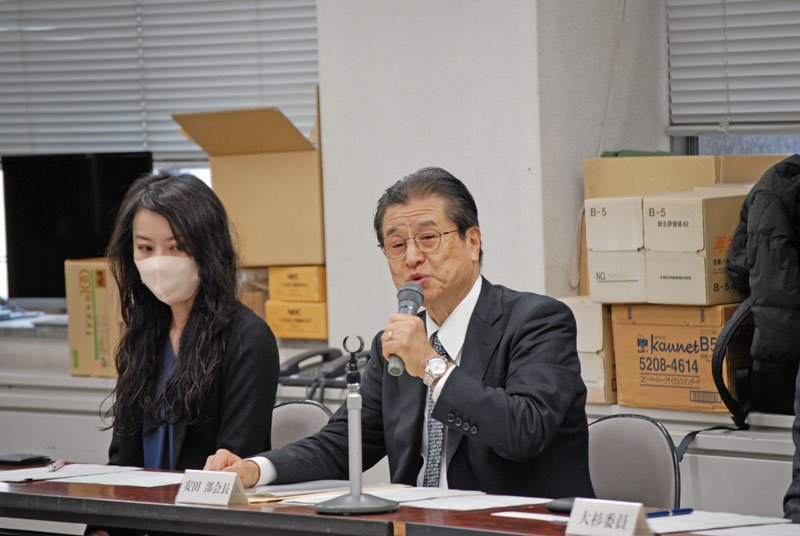 県土整備専門部会の初会合であいさつをする安田博延部会長＝１９日、県庁
