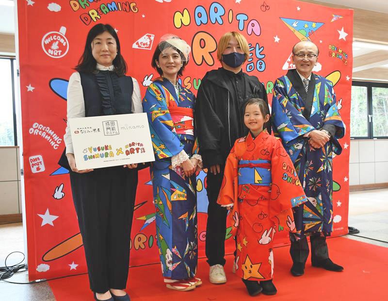 成田山参道などの観光地で着用できるアート着物を紹介する岩崎副社長（左）とシムラユウスケさん（左から３人目）。成田市の小泉一成市長も激励に駆け付けた（右）＝同市
